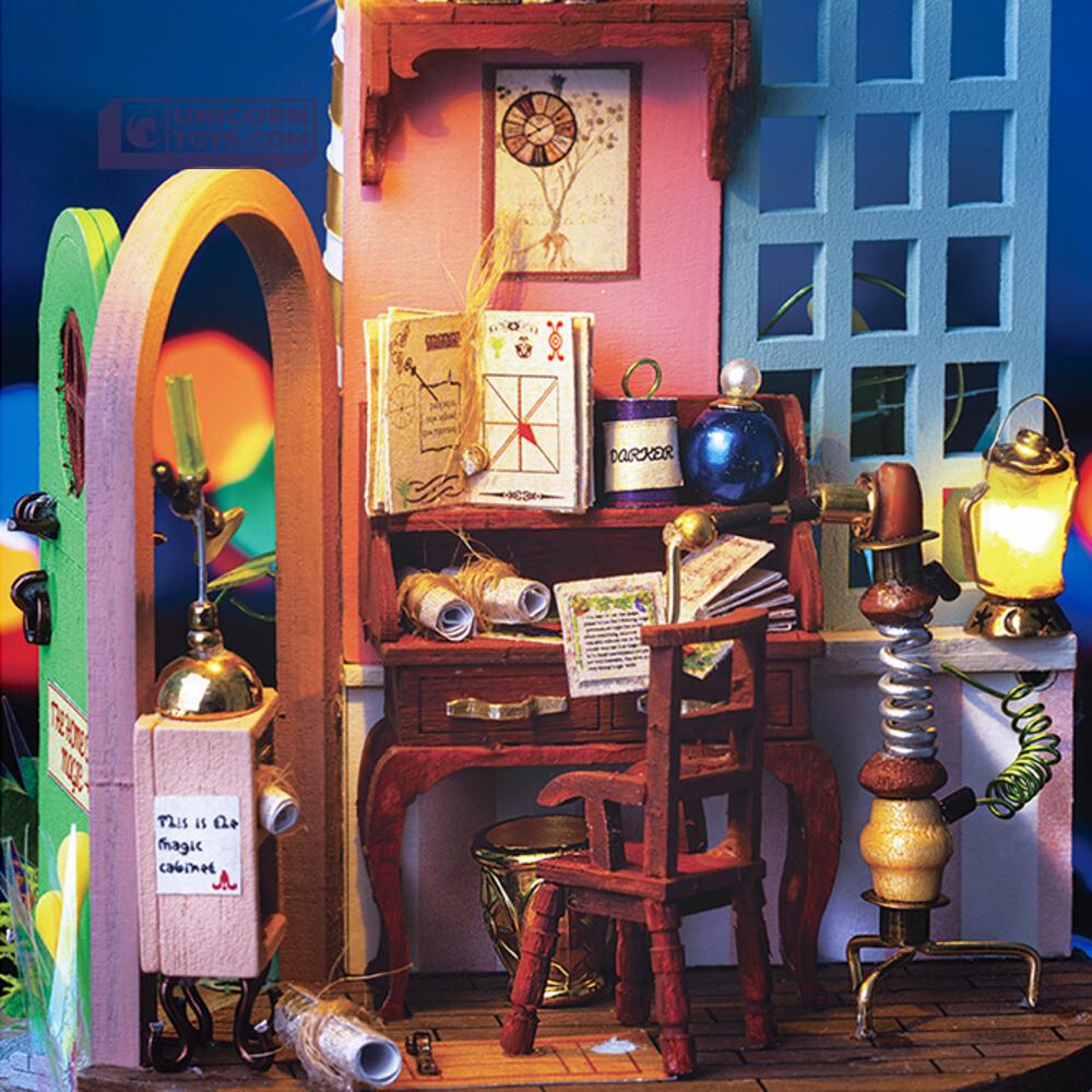 Secluded Neighbour | Robotime Glass Miniature Dollhouse Kit DS003